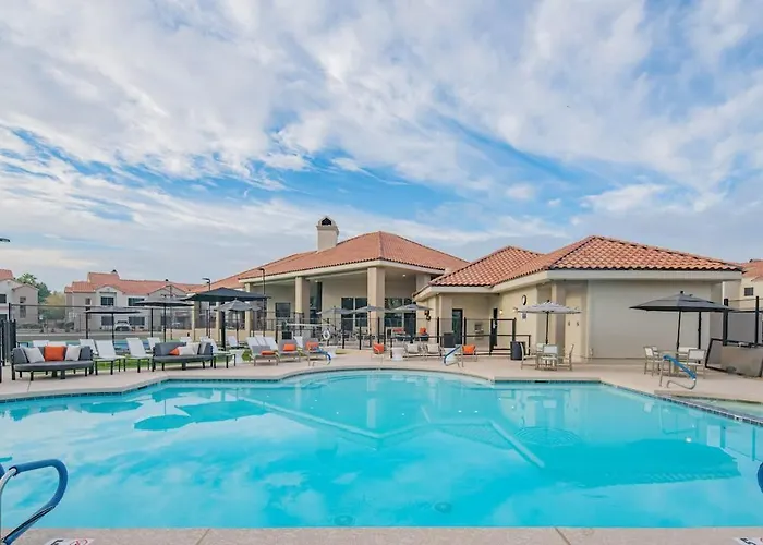 Luxe Golf Pickleball Pool Hot Tub King Bed Parking *