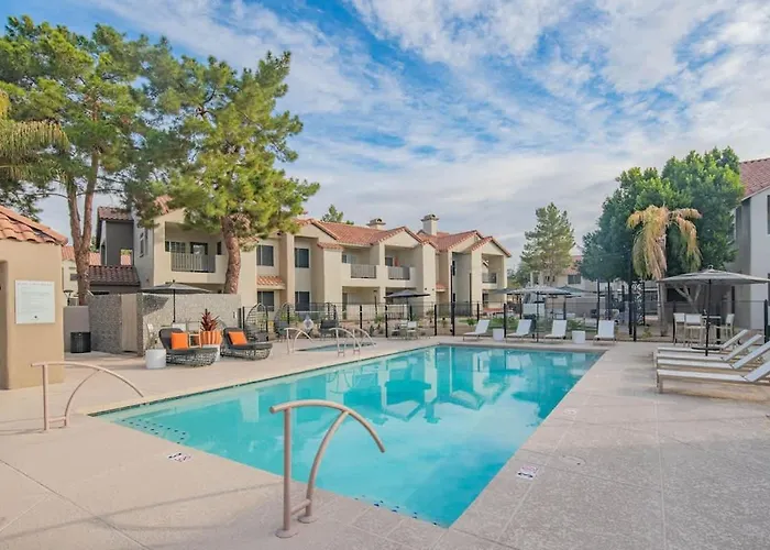 Luxe Golf Pickleball Pool Hot Tub King Bed Parking Apartment *