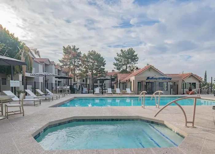 Apartment Luxe Golf Pickleball Pool Hot Tub King Bed Parking *