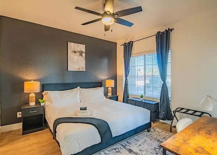 Luxe Golf Pickleball Pool Hot Tub King Bed Parking Scottsdale