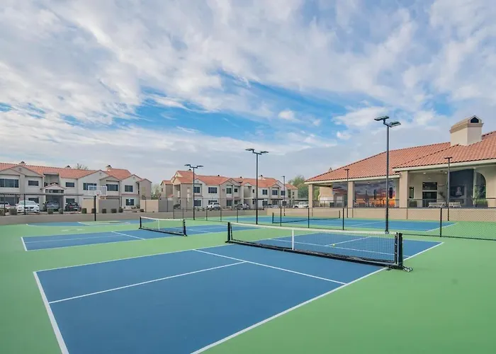 Luxe Golf Pickleball Pool Hot Tub King Bed Parking Apartment Scottsdale