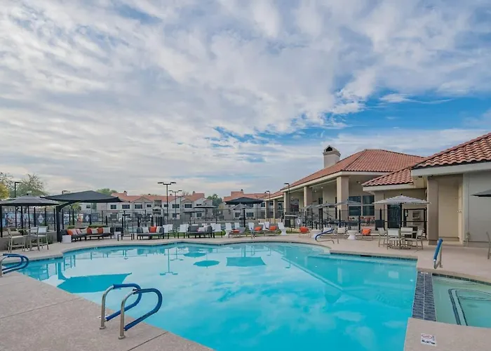 Luxe Golf Pickleball Pool Hot Tub King Bed Parking *