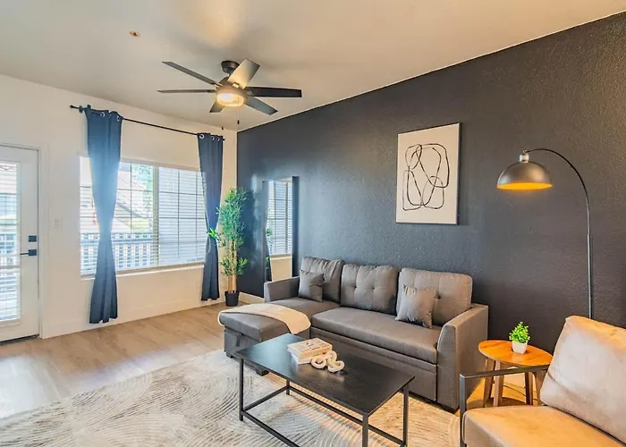 Luxe Golf Pickleball Pool Hot Tub King Bed Parking Apartment