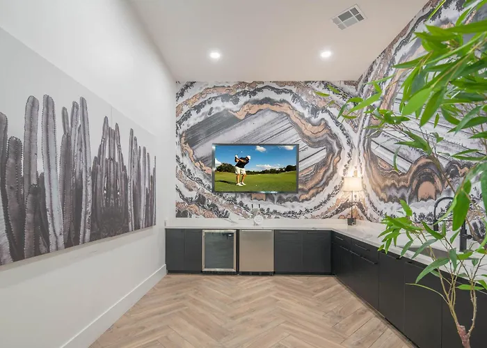 Apartment Luxe Golf Pickleball Pool Hot Tub King Bed Parking