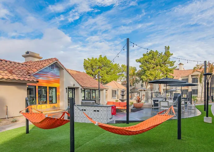 Luxe Golf Pickleball Pool Hot Tub King Bed Parking Apartment *