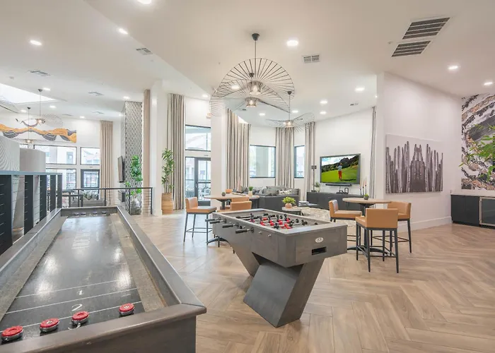 Luxe Golf Pickleball Pool Hot Tub King Bed Parking Apartment *