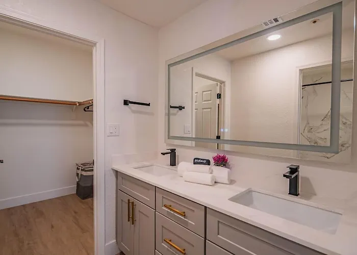 Apartment Luxe Golf Pickleball Pool Hot Tub King Bed Parking *