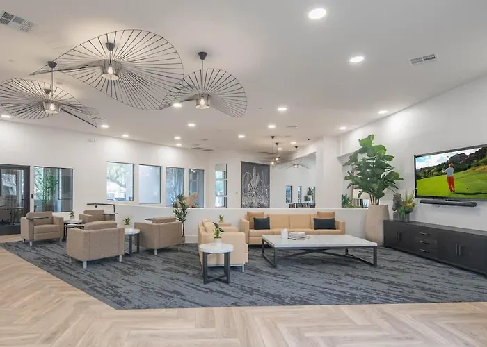 Luxe Golf Pickleball Pool Hot Tub King Bed Parking Apartment