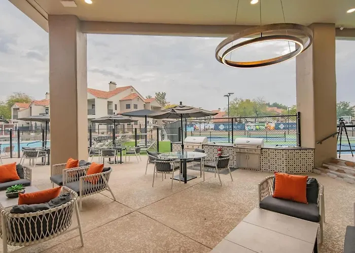 Luxe Golf Pickleball Pool Hot Tub King Bed Parking Apartment Scottsdale