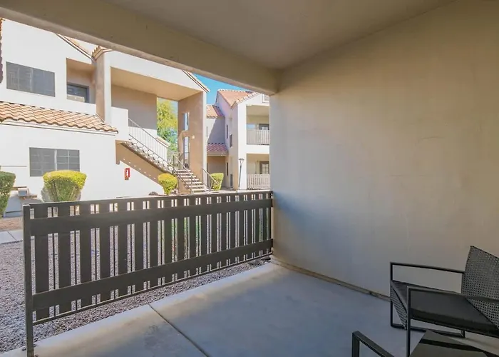 Luxe Golf Pickleball Pool Hot Tub King Bed Parking Apartment *