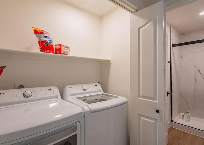 Luxe Golf Pickleball Pool Hot Tub King Bed Parking Apartment