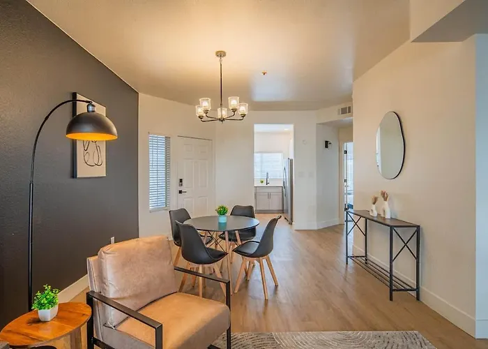Apartment Luxe Golf Pickleball Pool Hot Tub King Bed Parking