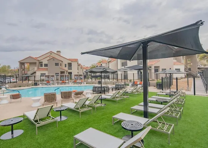 Luxe Golf Pickleball Pool Hot Tub King Bed Parking Apartment