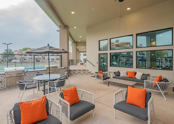 Apartment Luxe Golf Pickleball Pool Hot Tub King Bed Parking