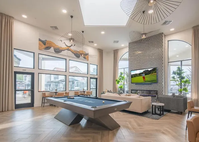 Luxe Golf Pickleball Pool Hot Tub King Bed Parking Apartment Scottsdale