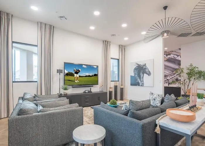 Luxe Golf Pickleball Pool Hot Tub King Bed Parking Apartment