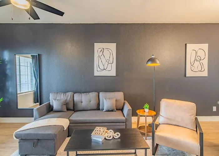 Apartment Luxe Golf Pickleball Pool Hot Tub King Bed Parking *