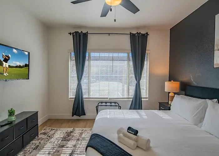 Apartment Luxe Golf Pickleball Pool Hot Tub King Bed Parking