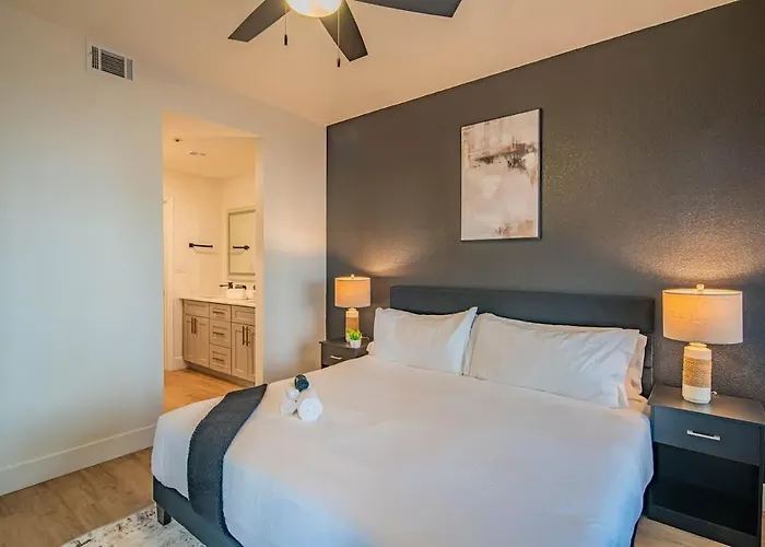 Apartment Luxe Golf Pickleball Pool Hot Tub King Bed Parking