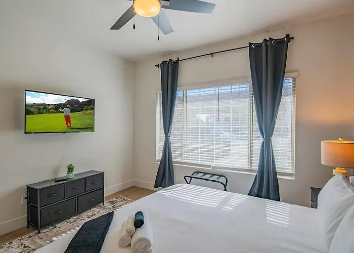 Luxe Golf Pickleball Pool Hot Tub King Bed Parking Apartment *