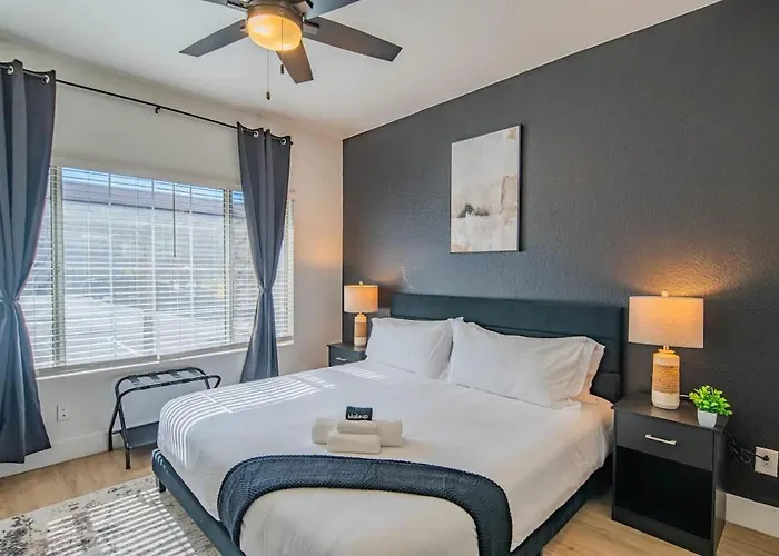 Apartment Luxe Golf Pickleball Pool Hot Tub King Bed Parking *