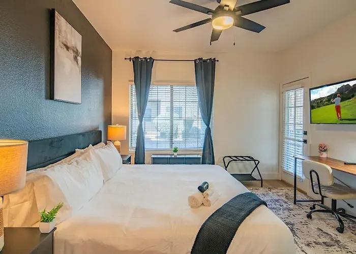 Apartment Luxe Golf Pickleball Pool Hot Tub King Bed Parking *